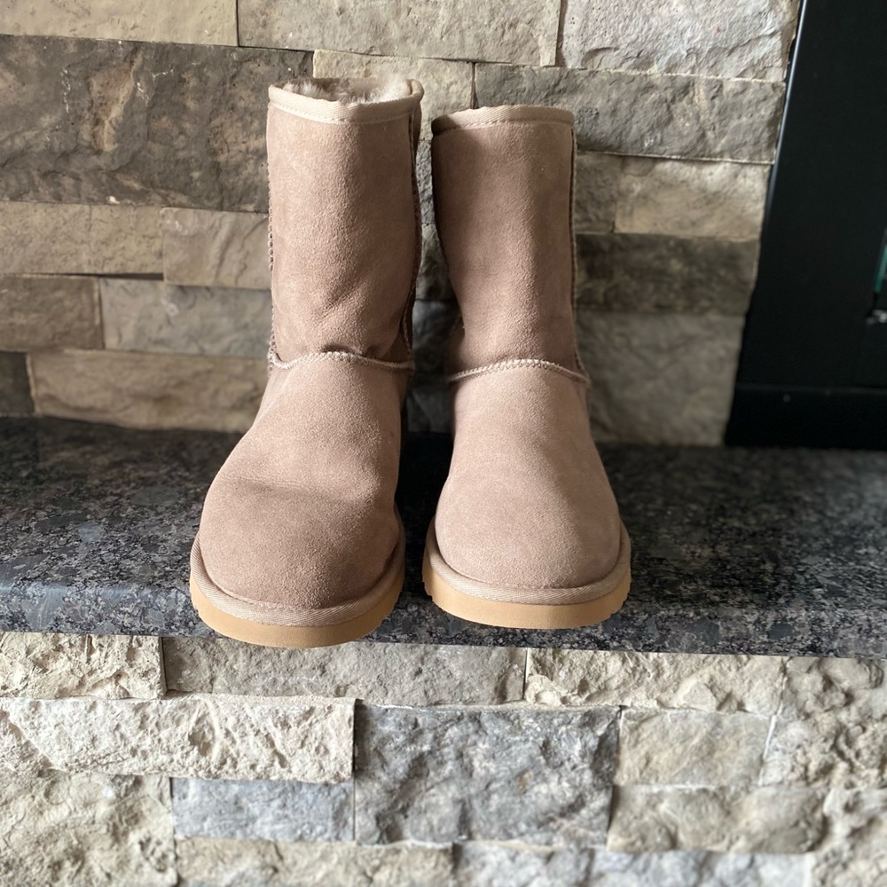 Women’s tan Uggs size 8